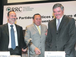 Leonardo Valdés, presidente del IFE, Jesús Zambrano, dirigente del PRD, y Gustavo Madero, líder del PAN, durante un foro político. NTX