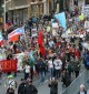 Banderas multicolores, de varios países, ondearon en la marcha, donde diversos ritmos animaron la jornada. AFP