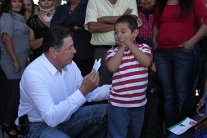 SAMUEL MORENO TERÁN-CON VECINOS DE HERMOSILLO (3)