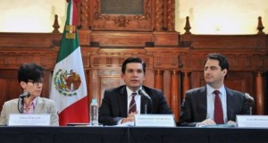 Conferencia de prensa que sobre la evolución económica de México ofrecieron el Subsecretario de Hacienda, Fernando Aportela, y el Titular de la Unidad de Planeación Económica, Luis Madrazo