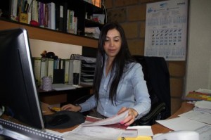 mujer-trabajando-en-computadora