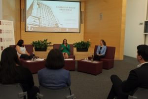 FOTO_1_La_Canciller_Claudia_Ruiz_Massieu_se_re_ne_con_estudiantes_del_Centro_de_Estudios_Internacionales_del_Colegio_de_M_xico